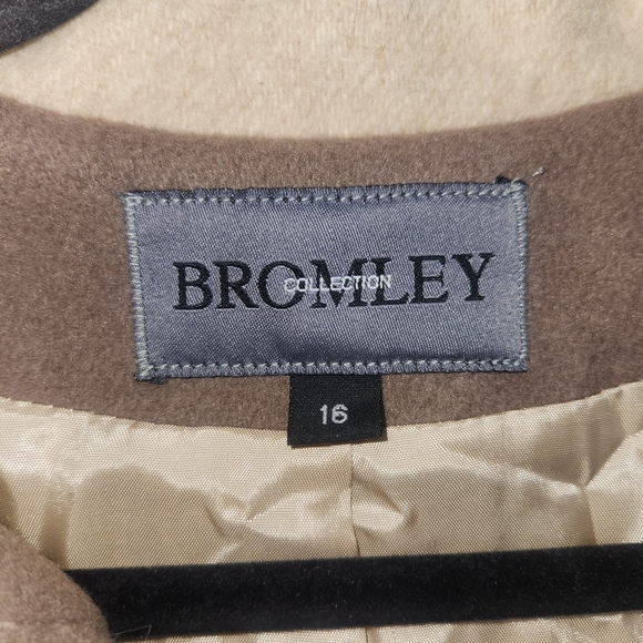 ⭐️Bromley 100% Wool Beige Coat with Attached Scarf – Classic & Timeless Size 16 - Picture 6 of 14